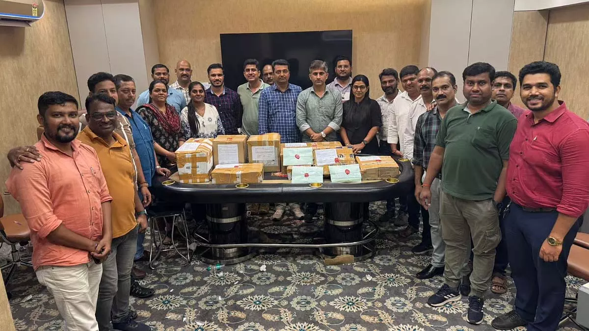Mumbai : क्राइम ब्रांच ने चेंबूर में 3.31 करोड़ के जुए के अड्डे का भंडाफोड़ किया Mumbai : क्राइम ब्रांच ने चेंबूर में 3.31 करोड़ के जुए के अड्डे का भंडाफोड़ किया