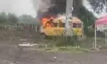 Indore :आग का गोला बनी स्कूल बस, टला बड़ा हादसा Indore :आग का गोला बनी स्कूल बस, टला बड़ा हादसा