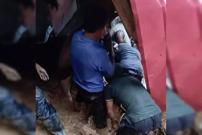 6 लोगों की मौत, पुल ढहने के बाद मची अफरातफरी 6 लोगों की मौत, पुल ढहने के बाद मची अफरातफरी