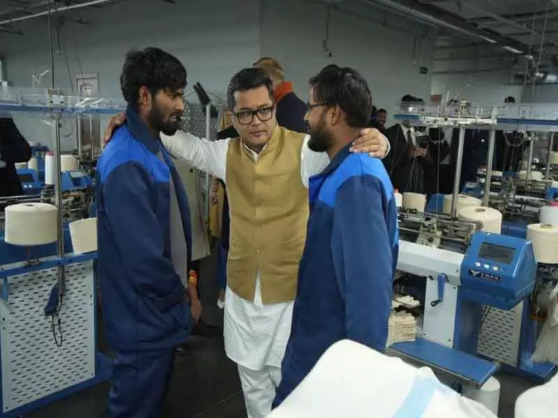 राज्य मंत्री मार्गेरिटा ने रूस में भारतीय कपड़ा श्रमिकों से बातचीत की राज्य मंत्री मार्गेरिटा ने रूस में भारतीय कपड़ा श्रमिकों से बातचीत की
