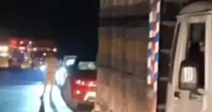 पुल के रेलिंग पर खड़ा था युवक, सीमेंट लोड ट्रक ने कुचला पुल के रेलिंग पर खड़ा था युवक, सीमेंट लोड ट्रक ने कुचला
