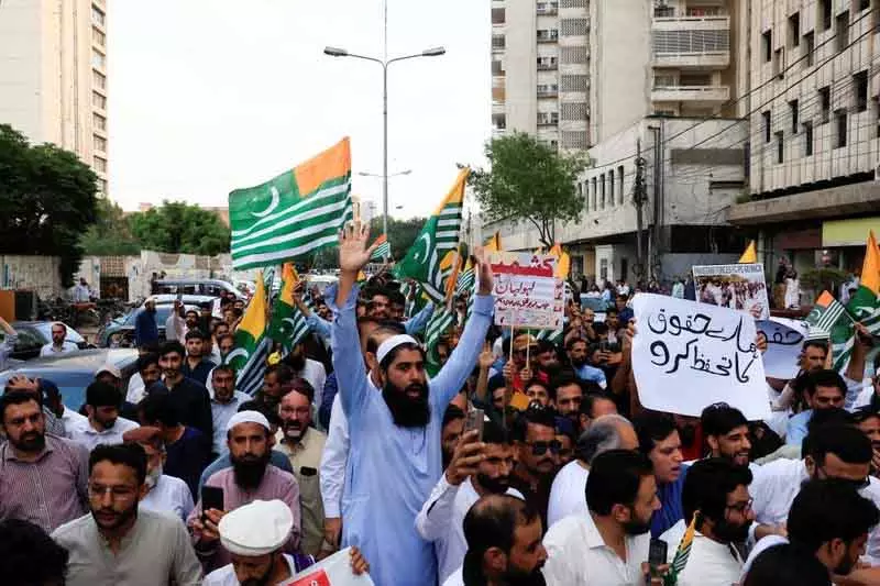 पीओके हिंसा के बाद पाक सरकार ने झुकी, प्रदर्शनकारियों की 21 मांगें मानीं पीओके हिंसा के बाद पाक सरकार ने झुकी, प्रदर्शनकारियों की 21 मांगें मानीं