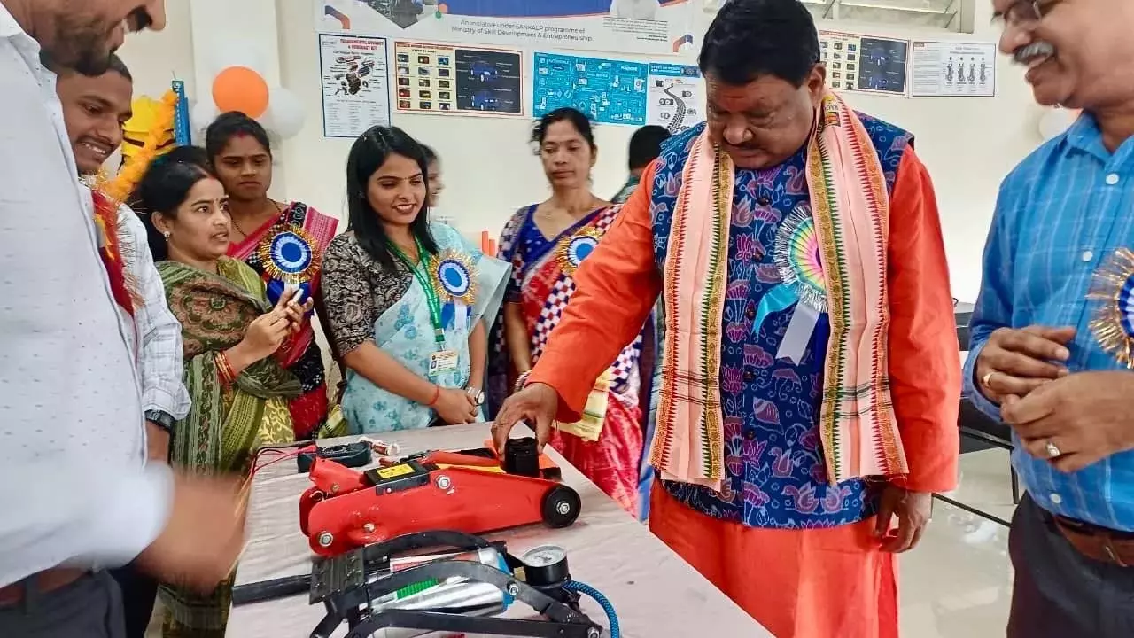 Odisha : केंद्रीय मंत्री ने झारसुगुड़ा के एकलव्य मॉडल स्कूल में कौशल प्रयोगशाला का उद्घाटन किया Odisha : केंद्रीय मंत्री ने झारसुगुड़ा के एकलव्य मॉडल स्कूल में कौशल प्रयोगशाला का उद्घाटन किया