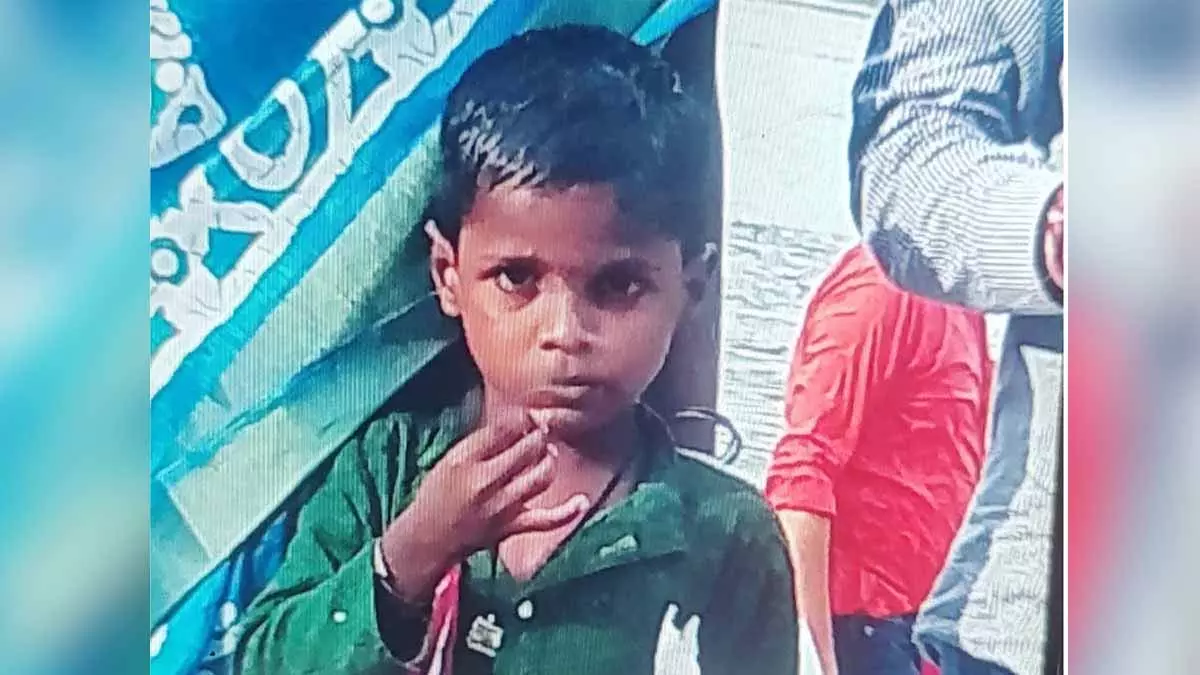 सेप्टिक टैंक में गिरा बच्चा, मौत के बाद परिजन सदमे में सेप्टिक टैंक में गिरा बच्चा, मौत के बाद परिजन सदमे में