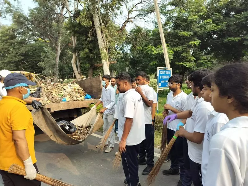 Karnal के स्वच्छाग्रहियों ने डेयरी संस्थान में स्वच्छता को बढ़ावा दिया Karnal के स्वच्छाग्रहियों ने डेयरी संस्थान में स्वच्छता को बढ़ावा दिया