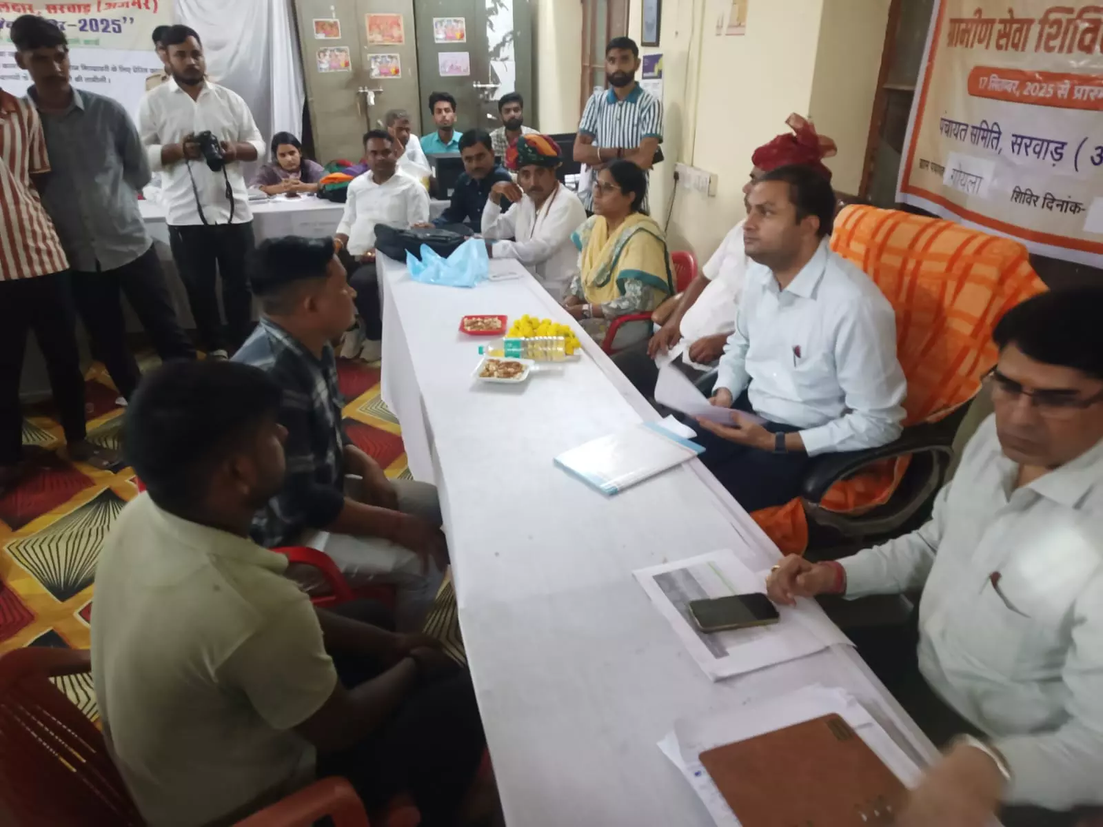 Ajmer : कलेक्टर ने रात्रि चौपाल में मौके पर निस्तारण की कई शिकायतें Ajmer : कलेक्टर ने रात्रि चौपाल में मौके पर निस्तारण की कई शिकायतें