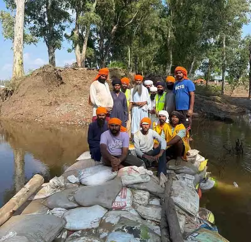Amritsar के इलाकों में बांधों को मजबूत करने का काम तेज Amritsar के इलाकों में बांधों को मजबूत करने का काम तेज