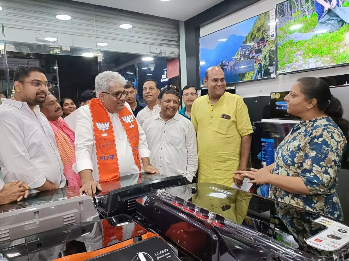 Jaipur: केंद्रीय मंत्री ने अलवर में जीएसटी बचत उत्सव के तहत निकाली पदयात्रा Jaipur: केंद्रीय मंत्री ने अलवर में जीएसटी बचत उत्सव के तहत निकाली पदयात्रा
