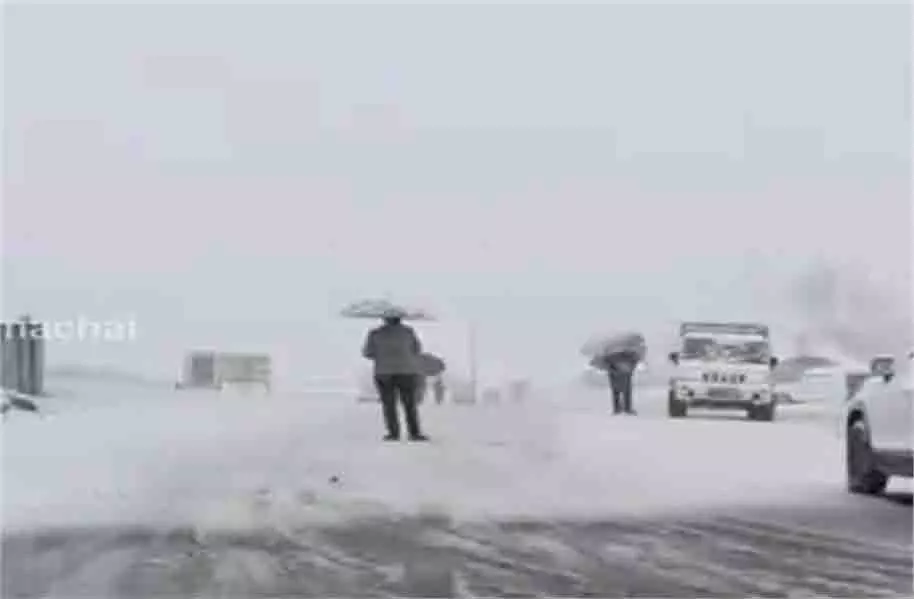 Himachal Pradesh: सफेद चादर से ढके पहाड़ Himachal Pradesh: सफेद चादर से ढके पहाड़