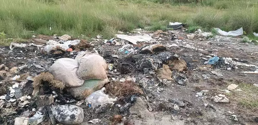 Karnataka : शिवपुरा सीगेहल्ली झील में फैक्ट्री का कचरा डाला जा रहा है Karnataka : शिवपुरा सीगेहल्ली झील में फैक्ट्री का कचरा डाला जा रहा है