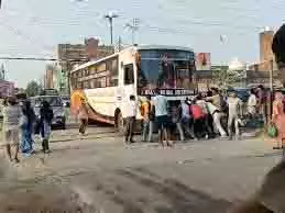 Up News: रेलवे क्रॉसिंग पर बस फंसने से मची अफरा-तफरी, टला बड़ा हादसा Up News: रेलवे क्रॉसिंग पर बस फंसने से मची अफरा-तफरी, टला बड़ा हादसा