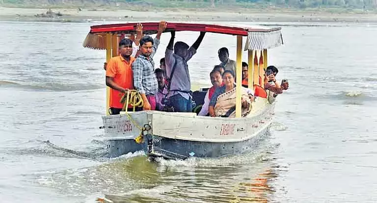 मुख्यमंत्री रेखा गुप्ता ने छठ पूजा के लिए यमुना की तैयारियों की समीक्षा की मुख्यमंत्री रेखा गुप्ता ने छठ पूजा के लिए यमुना की तैयारियों की समीक्षा की