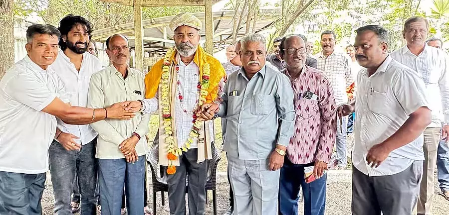 लोगों की सेवा के लिए हमेशा तत्पर: Katti लोगों की सेवा के लिए हमेशा तत्पर: Katti