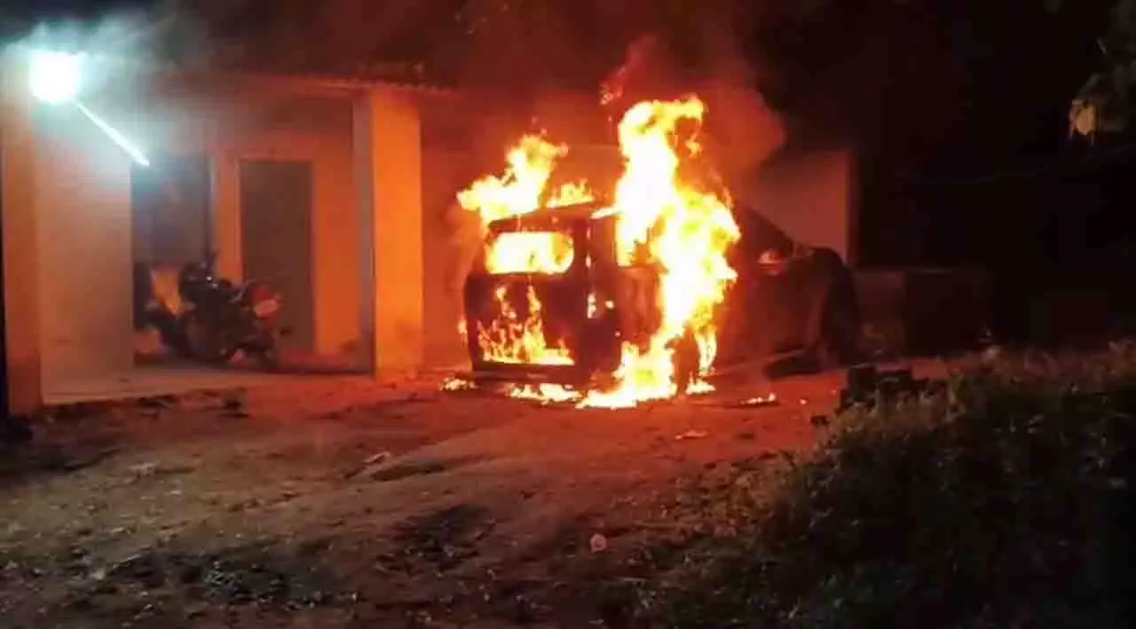 Jharsuguda: बदमाशों ने व्यवसायी की कार में आग लगाकर किया उत्पात Jharsuguda: बदमाशों ने व्यवसायी की कार में आग लगाकर किया उत्पात