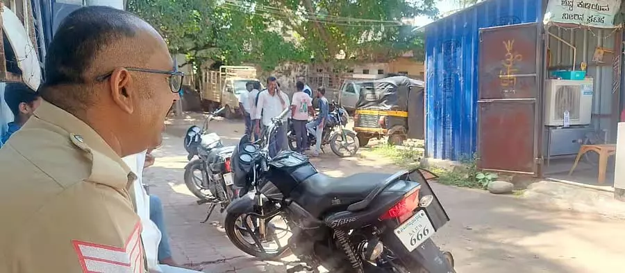 Vijayanagar : नगर निगम की संपत्ति वक्फ को सौंपे जाने का स्थानीय लोगों ने किया विरोध Vijayanagar : नगर निगम की संपत्ति वक्फ को सौंपे जाने का स्थानीय लोगों ने किया विरोध