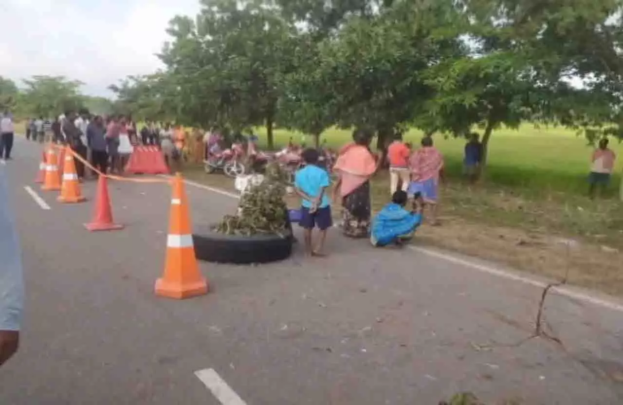 मलकानगिरी NH-326 पर बाइक-ट्रक टकराव, 3 की मौत, 1 घायल मलकानगिरी NH-326 पर बाइक-ट्रक टकराव, 3 की मौत, 1 घायल