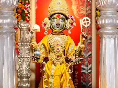 धनतेरस: सिर्फ धनतेरस पर खुलते हैं इस मंदिर के कपाट, भगवान धनवंतरि को लगता है जड़ी-बूटियों का भोग धनतेरस: सिर्फ धनतेरस पर खुलते हैं इस मंदिर के कपाट, भगवान धनवंतरि को लगता है जड़ी-बूटियों का भोग