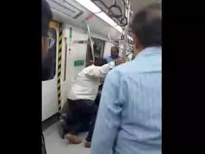 Delhi: ट्रेन के अंदर दो लोगों के बीच गरमागरम बहस के बाद मारपीट Delhi: ट्रेन के अंदर दो लोगों के बीच गरमागरम बहस के बाद मारपीट