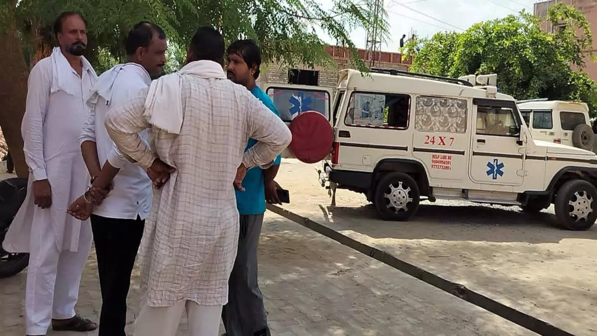 पैदल जा रहे श्रद्धालुओं को अज्ञात वाहन ने मारी टक्कर, 3 की मौत, 1 घायल पैदल जा रहे श्रद्धालुओं को अज्ञात वाहन ने मारी टक्कर, 3 की मौत, 1 घायल
