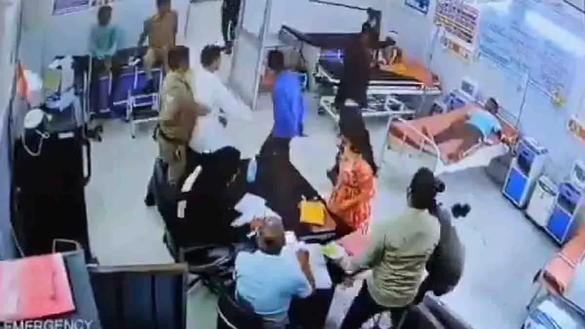 UP: शामली अस्पताल में पुलिस ने मरीजों पर डंडों से किया हमला UP: शामली अस्पताल में पुलिस ने मरीजों पर डंडों से किया हमला