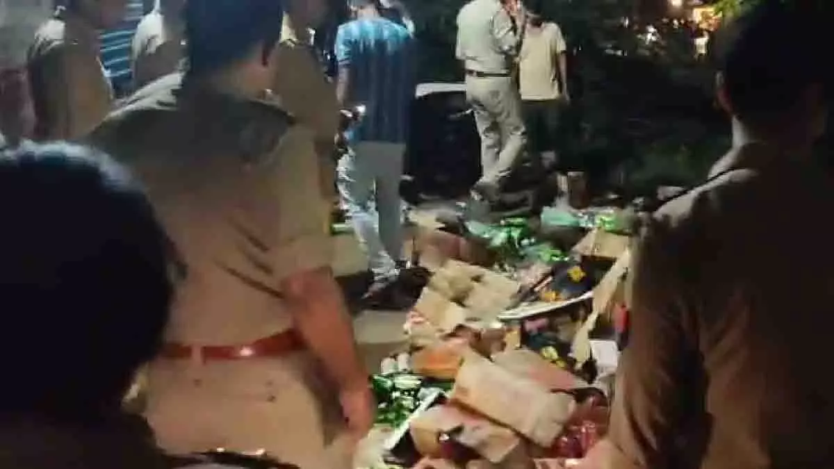 UP: शराब दुकान खुलते ही महिलाओं ने की तोड़फोड़ UP: शराब दुकान खुलते ही महिलाओं ने की तोड़फोड़