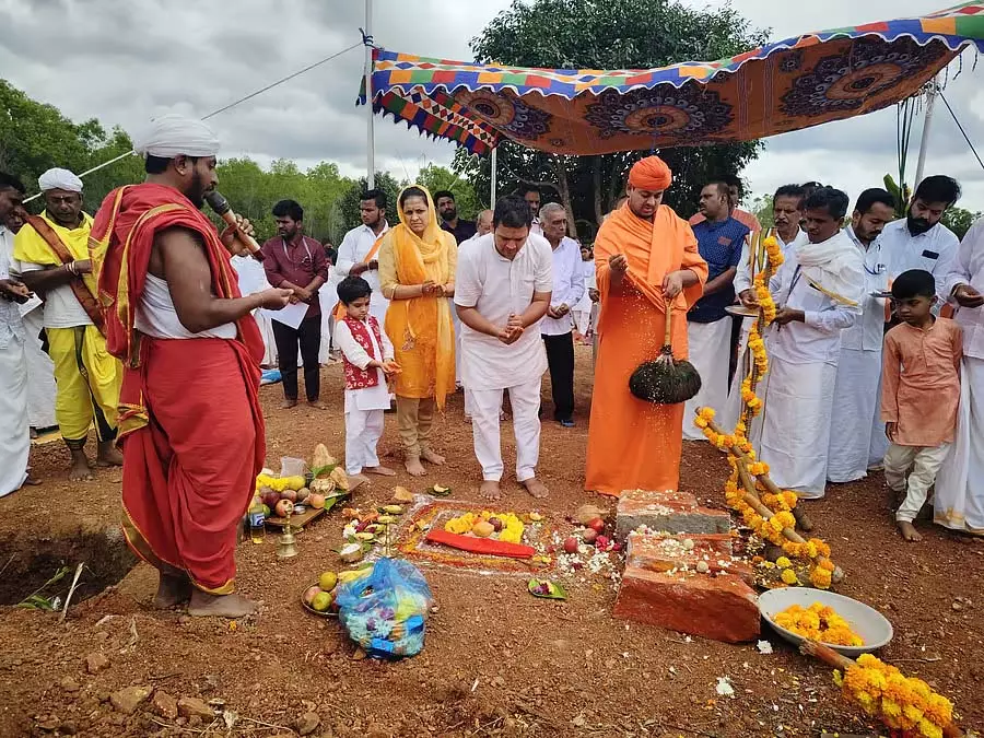 Shravanabelagola : स्वामीजी ने पारंपरिक गुरुकुल के लिए भूमि पूजन किया Shravanabelagola : स्वामीजी ने पारंपरिक गुरुकुल के लिए भूमि पूजन किया