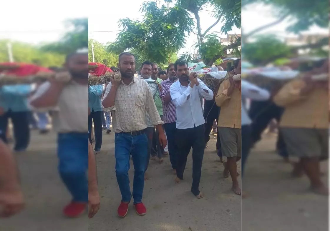 साथ जिएंगे, साथ मरेंगे...पत्नी की मौत के बाद पति ने भी तोड़ा दम, एक साथ उठी अर्थी साथ जिएंगे, साथ मरेंगे...पत्नी की मौत के बाद पति ने भी तोड़ा दम, एक साथ उठी अर्थी