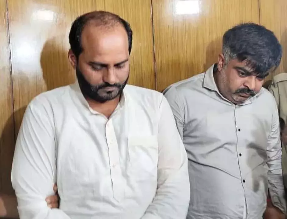 Bhubaneswar : गृह मंत्रालय के अधिकारी बनकर लोगों को ठगने के आरोप में दो गिरफ्तार Bhubaneswar : गृह मंत्रालय के अधिकारी बनकर लोगों को ठगने के आरोप में दो गिरफ्तार