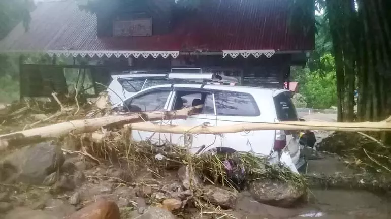 Darjeeling में भारी बारिश के कारण हुए भूस्खलन में 14 लोगों की मौत Darjeeling में भारी बारिश के कारण हुए भूस्खलन में 14 लोगों की मौत