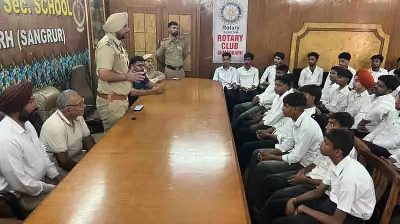 Ludhiana: छात्रों ने त्योहारों के मौसम में नशे के खिलाफ अभियान चलाने की शपथ ली Ludhiana: छात्रों ने त्योहारों के मौसम में नशे के खिलाफ अभियान चलाने की शपथ ली