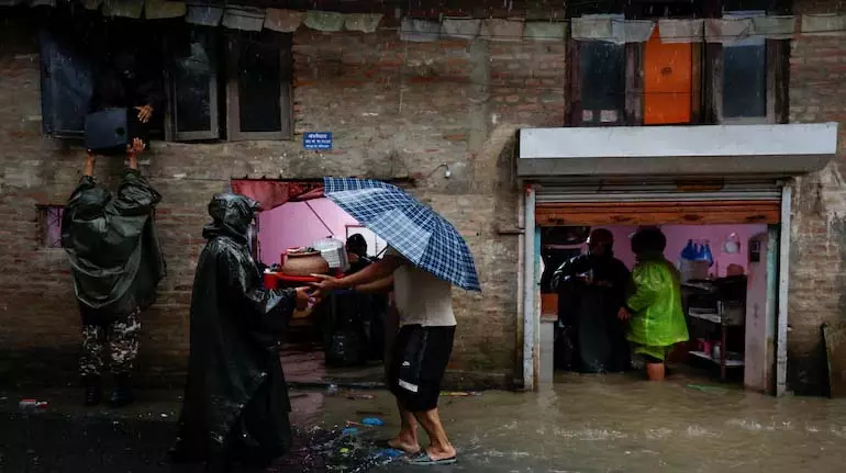 Nepal में भारी बारिश से कम से कम 47 लोगों की मौत, सड़कें अवरुद्ध Nepal में भारी बारिश से कम से कम 47 लोगों की मौत, सड़कें अवरुद्ध
