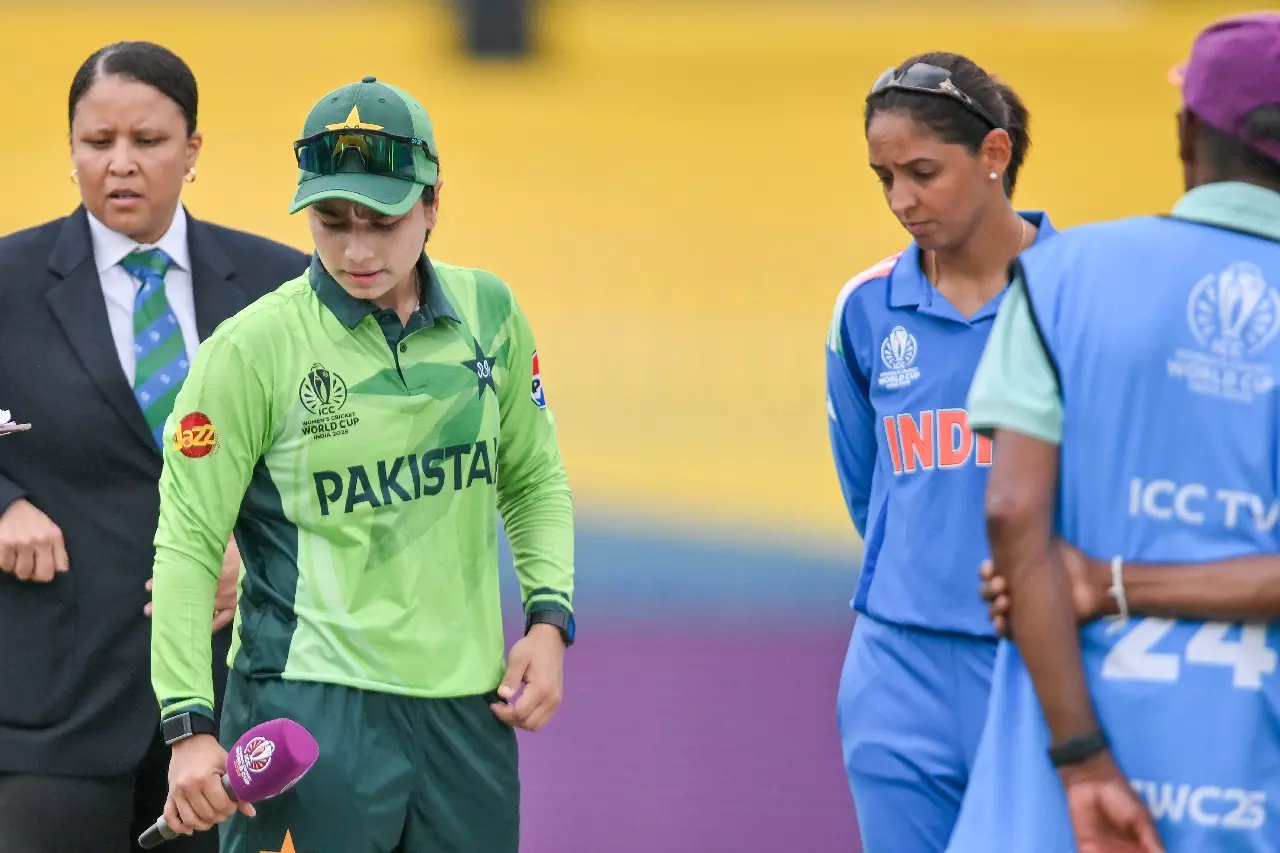 Womens WC: भारत ने पाकिस्तान के खिलाफ मैच में हाथ मिलाने से मना किया Womens WC: भारत ने पाकिस्तान के खिलाफ मैच में हाथ मिलाने से मना किया
