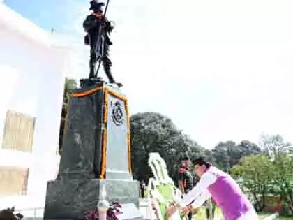 उत्तराखंड CM पुष्कर धामी ने लैंसडाउन में शहीद परिवारों को किया सम्मानित उत्तराखंड CM पुष्कर धामी ने लैंसडाउन में शहीद परिवारों को किया सम्मानित