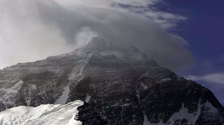 बर्फीले तूफान के कारण Mount Everest के तिब्बती हिस्से में लगभग 1,000 लोग फंसे बर्फीले तूफान के कारण Mount Everest के तिब्बती हिस्से में लगभग 1,000 लोग फंसे