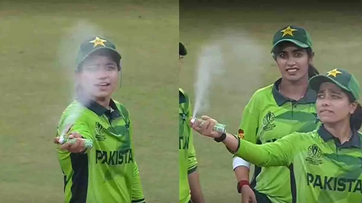 IND W vs PAK W: मैच के बीच फातिमा सना ने किया बग स्प्रे का इस्तेमाल IND W vs PAK W: मैच के बीच फातिमा सना ने किया बग स्प्रे का इस्तेमाल