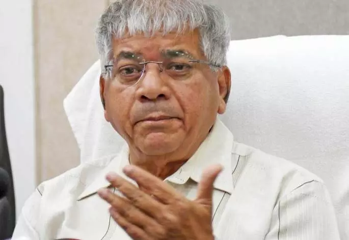 Prakash Ambedkar ने ओबीसी और आरक्षणवादियों से चुनावों में ताकत हासिल करने का आग्रह किया Prakash Ambedkar ने ओबीसी और आरक्षणवादियों से चुनावों में ताकत हासिल करने का आग्रह किया
