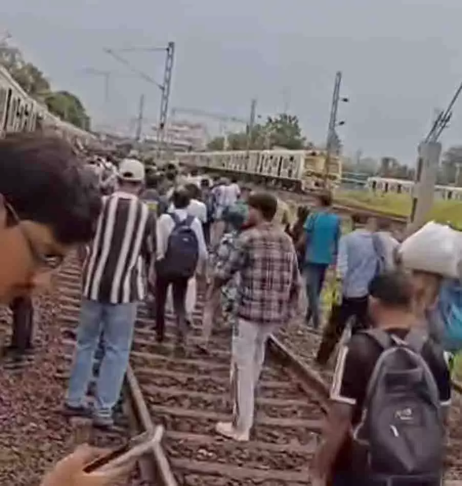अजमेर-बांद्रा ट्रेन के इंजन में खराबी, भायंदर में पश्चिम रेलवे सेवा ठप अजमेर-बांद्रा ट्रेन के इंजन में खराबी, भायंदर में पश्चिम रेलवे सेवा ठप