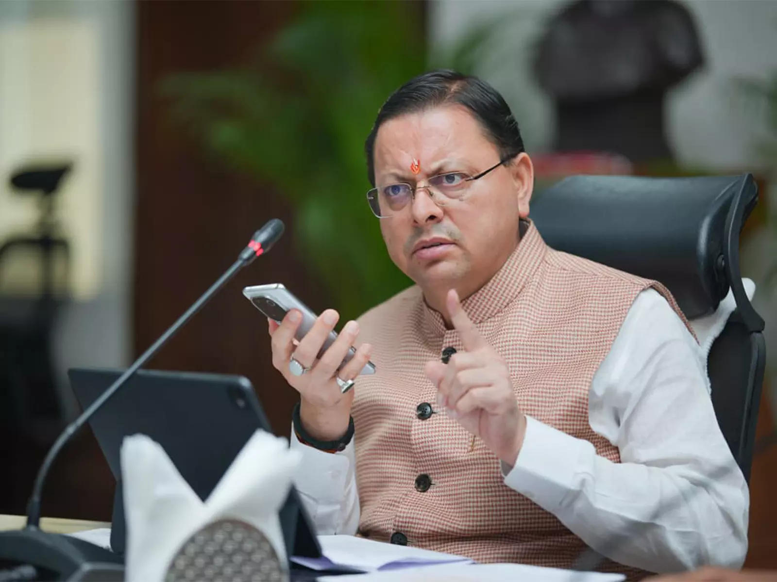 CM धामी के आदेश के बाद प्रतिबंधित कफ सिरप के खिलाफ राज्यव्यापी कार्रवाई शुरू CM धामी के आदेश के बाद प्रतिबंधित कफ सिरप के खिलाफ राज्यव्यापी कार्रवाई शुरू