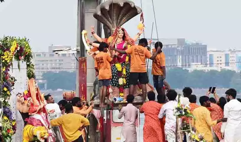 Hyderabad: शहर में दुर्गा प्रतिमाओं का विसर्जन भारी बारिश के कारण विलंबित Hyderabad: शहर में दुर्गा प्रतिमाओं का विसर्जन भारी बारिश के कारण विलंबित