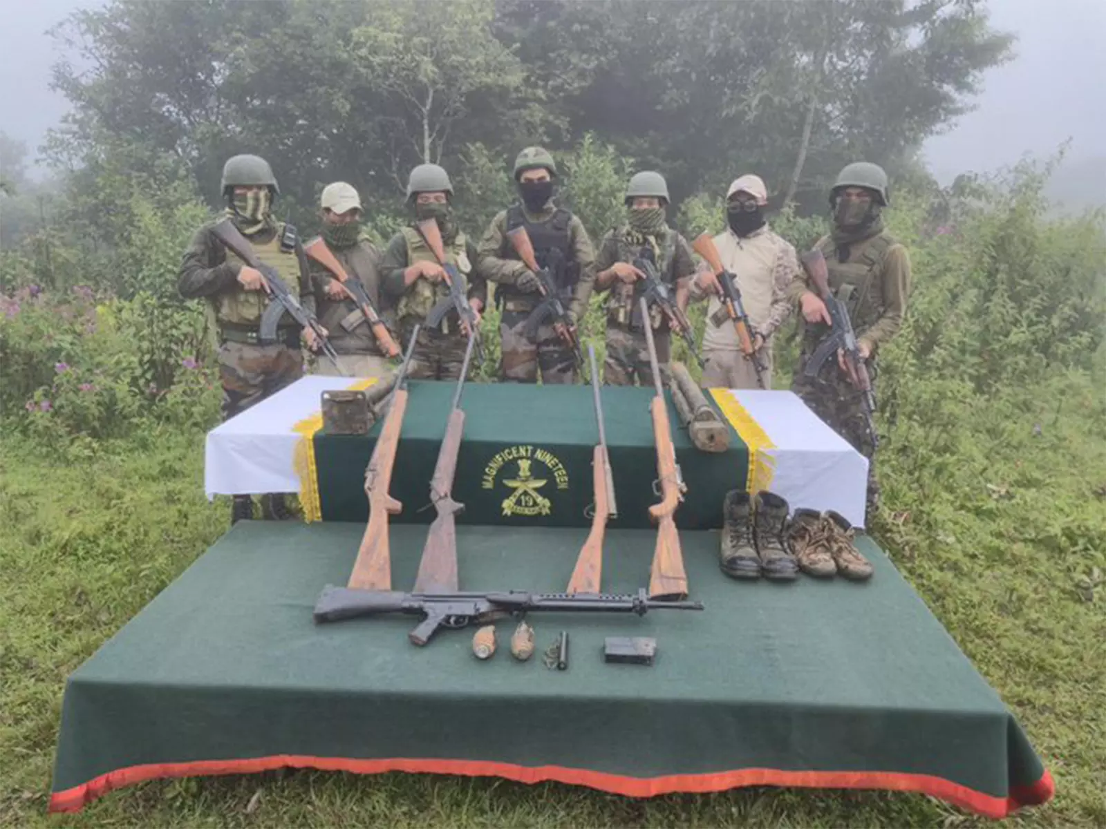 सुरक्षा बलों ने Manipur में हथियारों का बड़ा जखीरा बरामद किया, कई उग्रवादियों को किया गिरफ्तार सुरक्षा बलों ने Manipur में हथियारों का बड़ा जखीरा बरामद किया, कई उग्रवादियों को किया गिरफ्तार