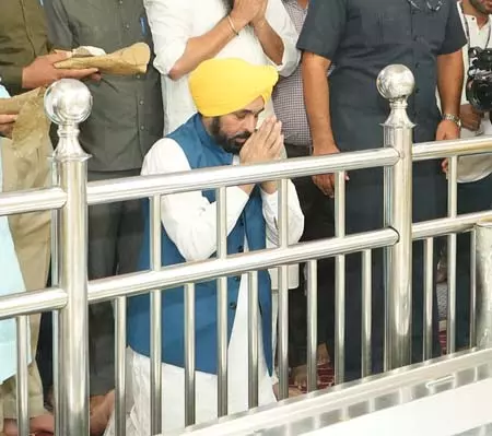 पंजाब: सीएम भगवंत मान ने श्री आनंदपुर साहिब में टेका मत्था, सुख-शांति के लिए की प्रार्थना पंजाब: सीएम भगवंत मान ने श्री आनंदपुर साहिब में टेका मत्था, सुख-शांति के लिए की प्रार्थना