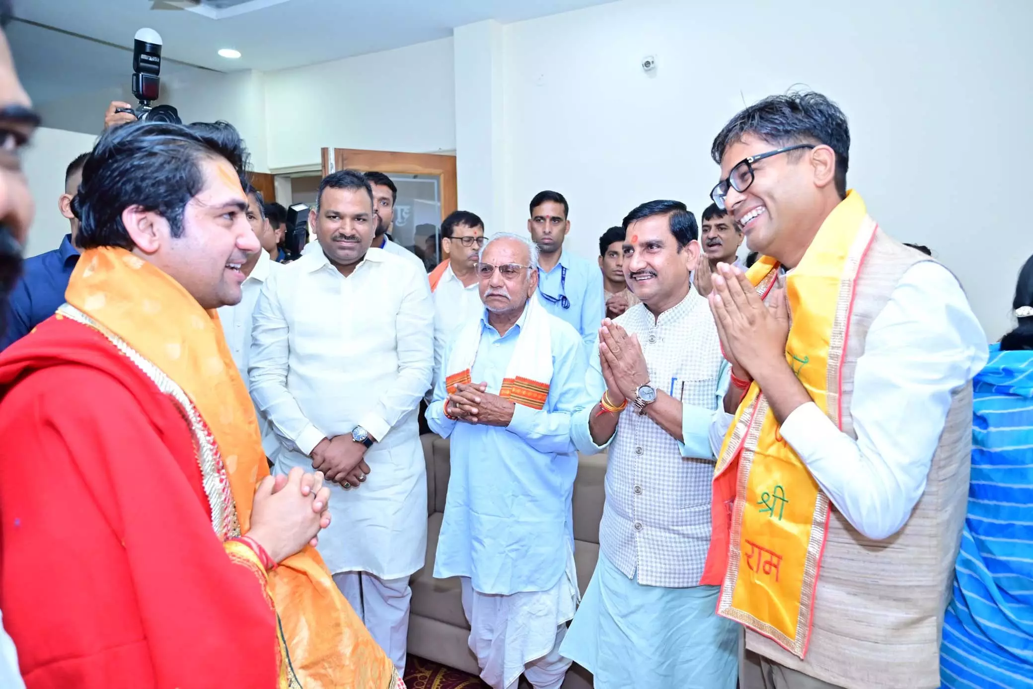 मंत्री ओपी चौधरी ने बाबा बागेश्वर पंडित धीरेंद्र कृष्ण शास्त्री से की भेंट मंत्री ओपी चौधरी ने बाबा बागेश्वर पंडित धीरेंद्र कृष्ण शास्त्री से की भेंट