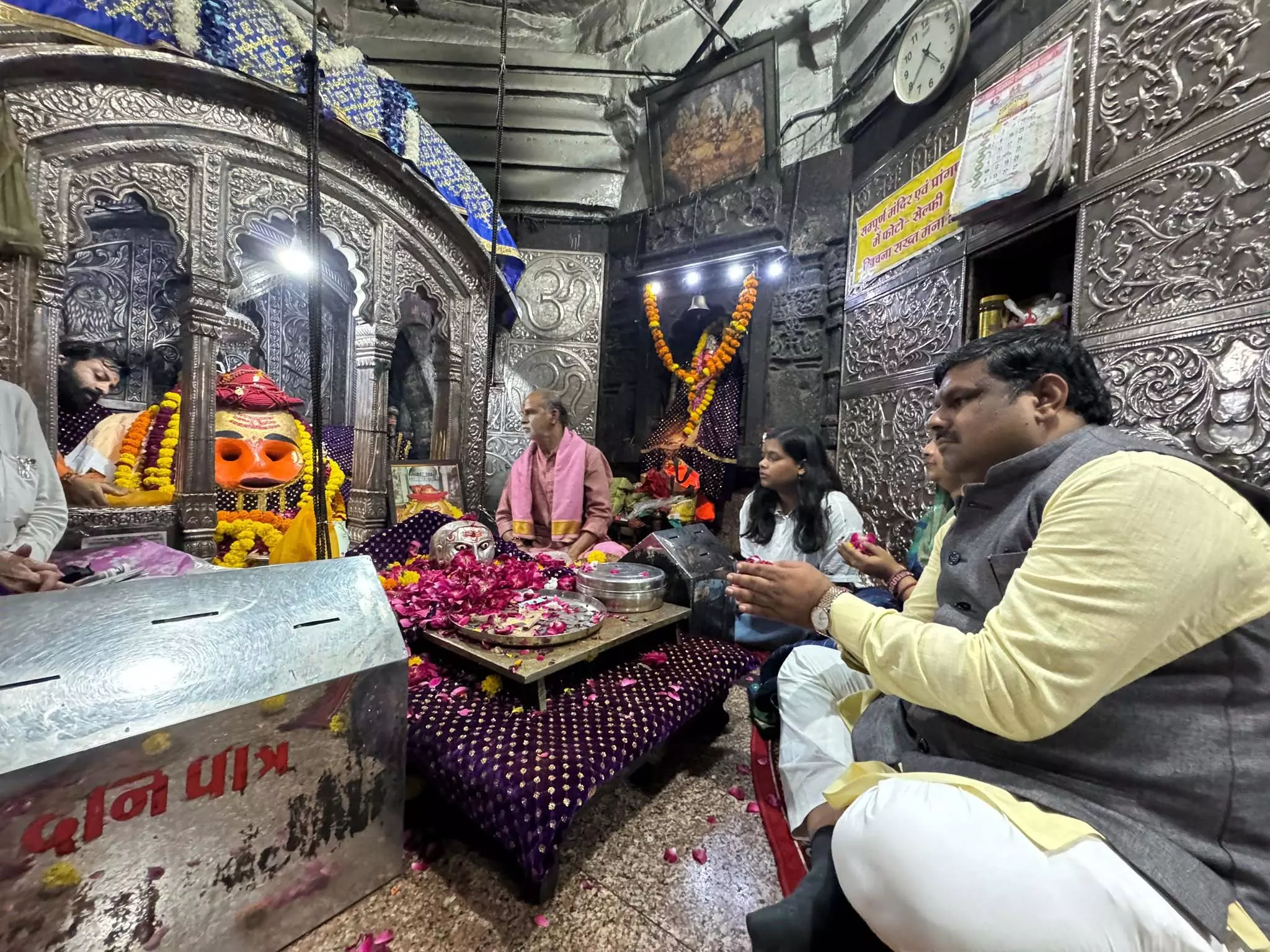 भगवान कालभैरव का कैबिनेट मंत्री गजेंद्र यादव ने किए दर्शन भगवान कालभैरव का कैबिनेट मंत्री गजेंद्र यादव ने किए दर्शन