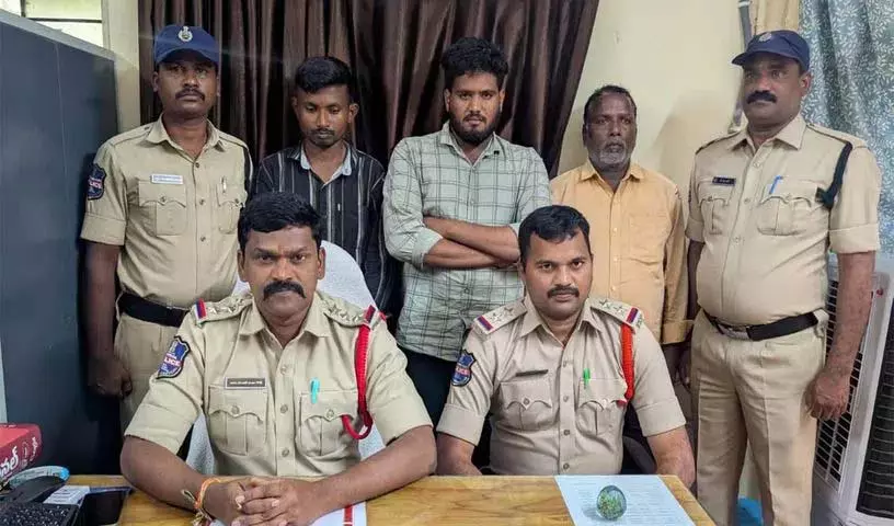 बाइक चोर समझकर लोगों को आग लगाने के आरोप में तीन लोग गिरफ्तार बाइक चोर समझकर लोगों को आग लगाने के आरोप में तीन लोग गिरफ्तार