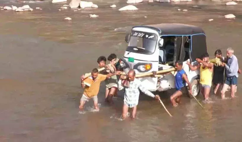 स्थानीय लोग अपने कंधों पर auto लेकर नदी पार कर रहे थे... क्यों? स्थानीय लोग अपने कंधों पर auto लेकर नदी पार कर रहे थे... क्यों?