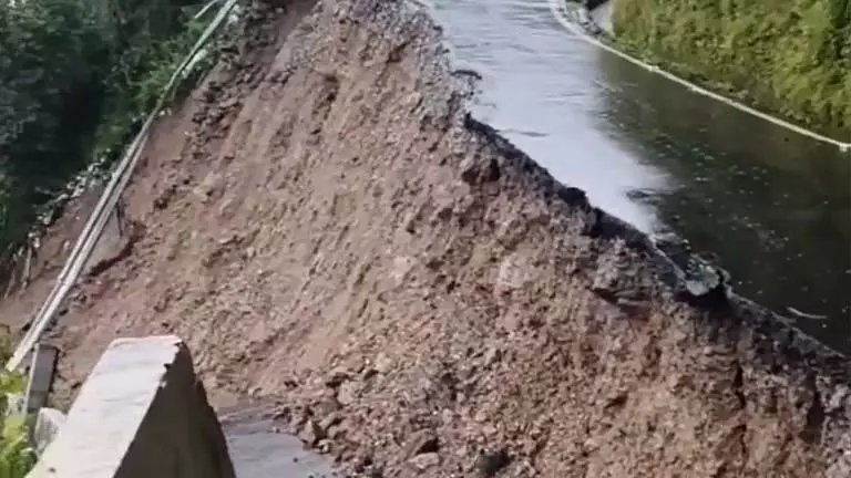 प्रशासन फंसे हुए पर्यटकों को वैकल्पिक मार्ग से वापस भेजने की योजना बना रहा है: SP प्रशासन फंसे हुए पर्यटकों को वैकल्पिक मार्ग से वापस भेजने की योजना बना रहा है: SP