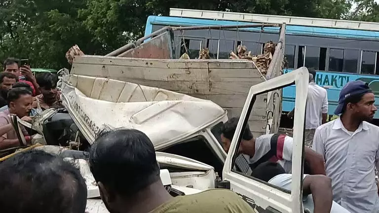 Durgapur में यात्री बस और पिकअप वैन की आमने-सामने की टक्कर में 30 लोग घायल Durgapur में यात्री बस और पिकअप वैन की आमने-सामने की टक्कर में 30 लोग घायल
