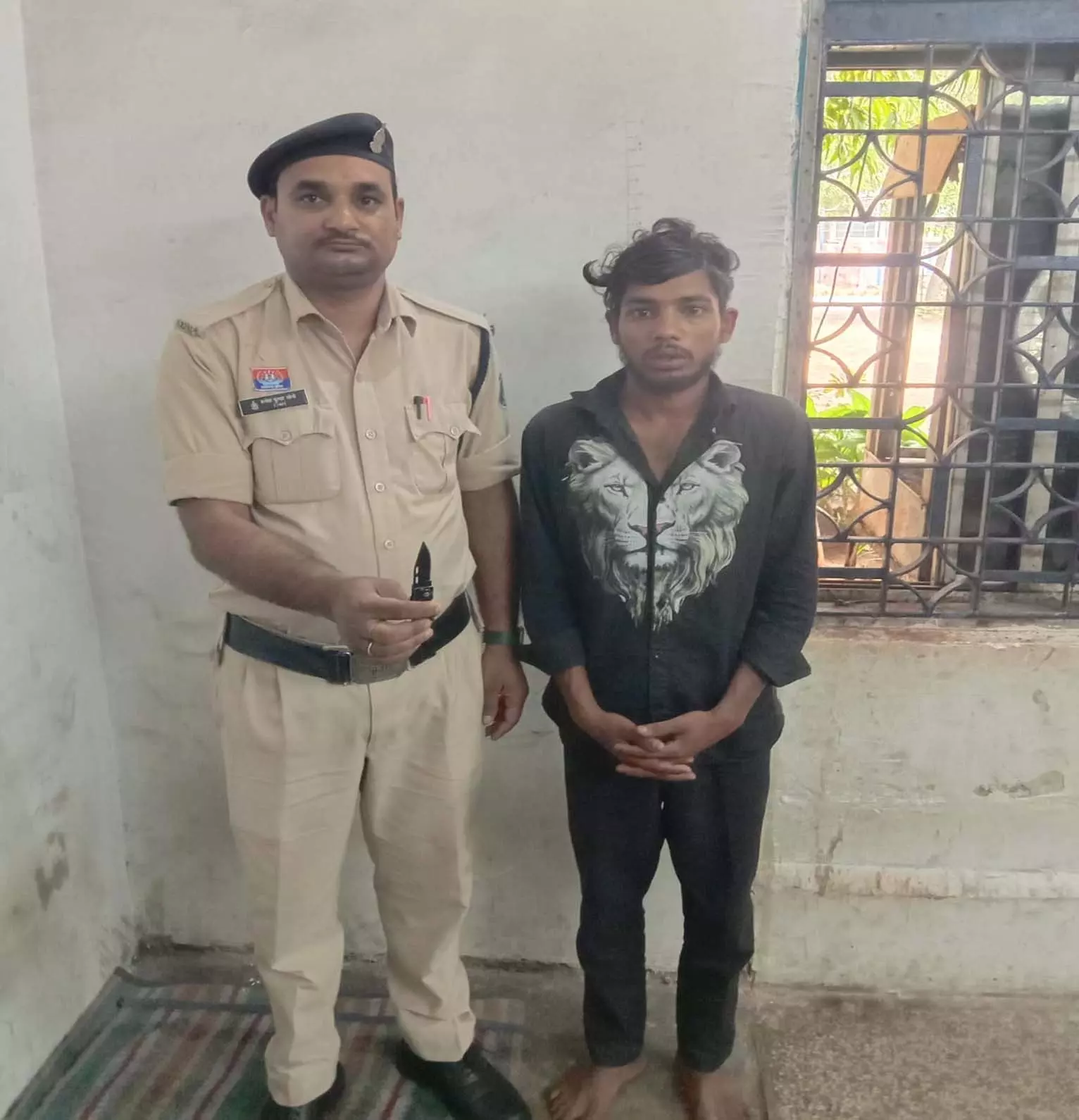 अवैध चाकू के साथ पकड़ा गया युवक, पुलिस ने किया गिरफ्तार अवैध चाकू के साथ पकड़ा गया युवक, पुलिस ने किया गिरफ्तार