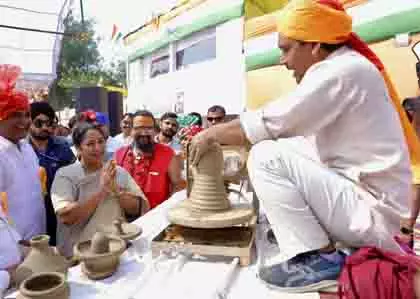 CM रेखा गुप्ता ने प्रजापति समुदाय के विकास पर जोर दिया CM रेखा गुप्ता ने प्रजापति समुदाय के विकास पर जोर दिया