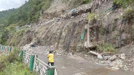उत्तरकाशी: तांबाखानी सुरंग मार्ग पर डंप हो रहा शहर का कचरा, स्थानीय लोग नाराज उत्तरकाशी: तांबाखानी सुरंग मार्ग पर डंप हो रहा शहर का कचरा, स्थानीय लोग नाराज
